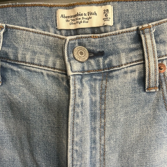 Abercrombie and Fitch The 90s Slim Straight Ultra High Rise Light Wash Jeans - Picture 3 of 6